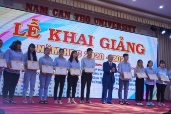 Can Tho: ចំណាយថវិកាចំនួន ៥ ពាន់លានដុល្លារដើម្បីជួយសិស្សដែលរងផលប៉ះពាល់ដោយ Covid-19 និងគ្រោះមហន្តរាយធម្មជាតិនៅតំបន់វាលសណ្តរទន្លេ Cuu Long