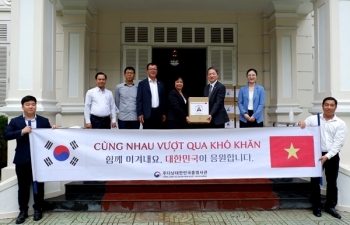 ស្ថានអគ្គកុងស៊ុលកូរ៉េខាងត្បូងប្រចាំនៅទីក្រុង Da Nang បានប្រគល់អំណោយចំនួន ២០០ កញ្ចប់ ដើម្បីជួយគាំទ្រដល់ការការពារនិងទប់ស្កាត់ជំងឺ Covid-19