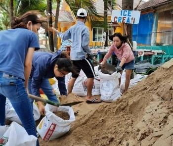ប្រជាជនរាប់រយនាក់បានស្ម័គ្រចិត្តក្នុងការពង្រឹងឆ្នេរសមុទ្រ Cua Dai Hoi An