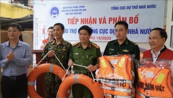 ប្រគល់ទំនិញ និងសំភារៈ ឧបករណ៍ ដើម្បីជួយប្រជាជនជំនះពុះពារលើផលវិបាកដោយសារជំនន់ទឹកភ្លៀង