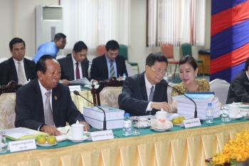 គណៈកម្មាធិការព្រំដែន និងគណៈកម្មការជំនាញរដ្ឋសភា ប្រជុំឆ្លងសេចក្តីព្រាងច្បាប់ ស្តីពីការអនុម័តយល់ព្រម លើពិធីសារខណ្ឌសីមា និងបោះបង្គោលព្រំដែនគោកកម្ពុជា-វៀត