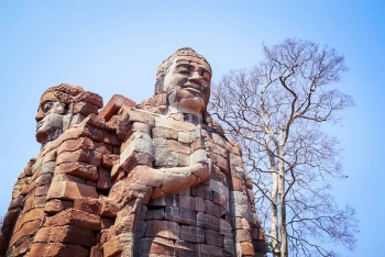ទស្សនា​ប្រាសាទ​ចតុមុខ ព្រះពុទ្ធ​បដិមា​ទ្រង់​ឈរ​ទល់​ខ្នង បង្ហាញ​ពី​ព្រហ្មវិហារ​ធម៌​ទាំង ៤
