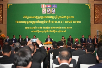 នាយករដ្ឋមន្រ្តីកម្ពុជា៖ មូរ សុខហួរ ដែលកាន់លិខិតឆ្លងដែនអាមេរិក ត្រូវបានអាជ្ញាធរឥណ្ឌូនេស៊ី និងម៉ាឡេស៊ី បណ្តេញចេញមិនអនុញ្ញាតឱ្យចូលប្រទេសរបស់គេទេ
