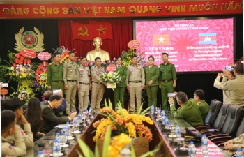 វិទ្យាស្ថានប៉ូលីសប្រជាជនវៀតណាមរៀបចំពិធីអបអរសាទរខួបលើកទី ៦៦ នៃទិវាបុណ្យឯករាជ្យជាតិនៃព្រះរាជាណាចក្រកម្ពុជា