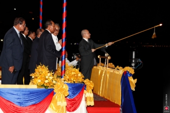 ព្រះករុណាព្រះបាទសម្ដេ​ច​ព្រះ​​បរមនាថ នរោត្ដម សីហមុនី យាងប្រទានភ្លើងទៀនជ័យ