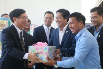 វៀតណាមជូនសៀវភៅចំនួន ៥០០ ក្បាលដល់បណ្ណាល័យខេត្តកំពង់ស្ពឺរបស់ កម្ពុជា