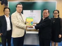 ALOV ប្រគល់សៀវភៅ ១០០ ក្បាល“ ខ្ញុំរៀនភាសាវៀតណាម” ជូនដល់សមាគមអភិវឌ្ឍសេដ្ឋកិច្ច វប្បធម៌ អប់រំតៃវ៉ាន់ - វៀតណាម
