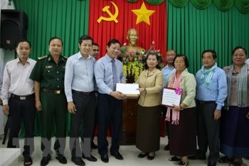 ឧបនាយករដ្ឋមន្រ្តីកម្ពុជាផ្តល់អំណោយជូនប្រជាជននៅភាគកណ្តាលវៀតណាមដើម្បីជំនះផលវិបាកដោយសារគ្រោះមហន្តរាយធម្មជាតិ