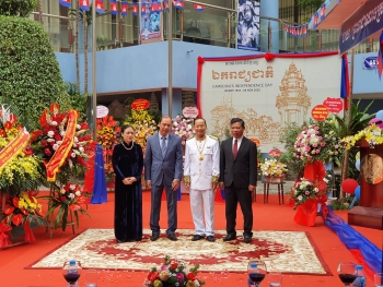 ឯកឧត្តម អនុរដ្ឋមន្រ្តីការបរទេសវៀតណាម និង លោកជំទាវ ប្រធាន VUFO អបអរសាទរខួបអនុស្សាវរីយ៍លើកទី៦៧ ទិវាបុណ្យឯករាជ្យជាតិ នៃព្រះរាជាណាចក្រកម្ពុជា