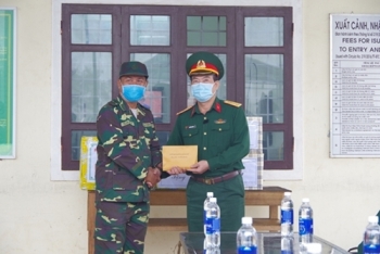 ប្រទេសឡាវប្រគល់អំណោយជូនកងកម្លាំងប្រដាប់អាវុធខេត្ត Quang Tri និងខេត្ត Thua Thien-Hue ដែលរងការខូចខាតដោយសារទឹកជំនន់
