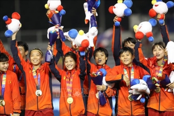 ពហុកីឡាដ្ឋាន Rizal Memorial ពោរពេញទៅដោយទង់ជាតិក្រហម នៅពេលដែលក្រុមបាល់ទាត់នារីវៀតណាមឈ្នះមេដាយមាស