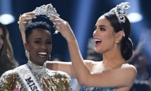 ម្ចាស់មកុដ Miss Universe 2019 បានទៅលើបវរកញ្ញាអាហ្វ្រិកខាងត្បូង