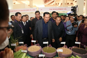 នាយករដ្ឋមន្ត្រីកម្ពុជាប្រកាសសាងសង់ផ្សារគំរូព្រំដែនពីរថែមទៀត នៅខេត្តស្វាយរៀង និងកំពត អាចប្រើប្រាស់ថវិកាជាតិ
