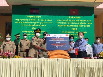 ពិធីប្រគល់អង្ករ ១០០ តោនដល់កងកំលាំងការពារព្រំដែននិងកំលាំងគ្រប់គ្រងព្រំដែនកម្ពុជា