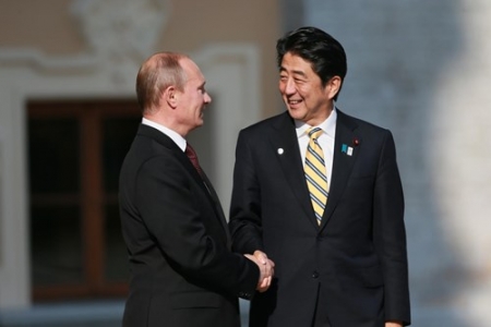 Владимир Путин провёл телефонный разговор с Синдзо Абэ