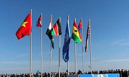 Флаг Вьетнама развевается на карте миротворческой деятельности ООН
