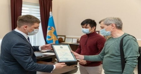 Вьетнамский студент получил награду от властей Псковской области за спасение провалившихся под лед детей