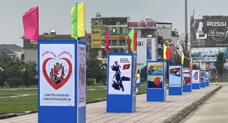 В провинции Бакзянг проходит выставка агитплакатов в честь Дня воссоединения страны