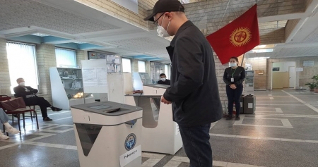 В Киргизии начались местные выборы и референдум о внесении поправок в конституцию