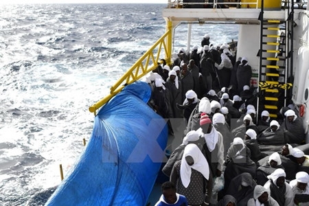 Корабль ВМС Ирландии спас сотни мигрантов в Средиземном море