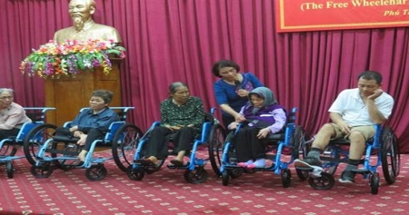 The free Wheelchair Mission вручает 520 колясок инвалидам   провинции Футхо