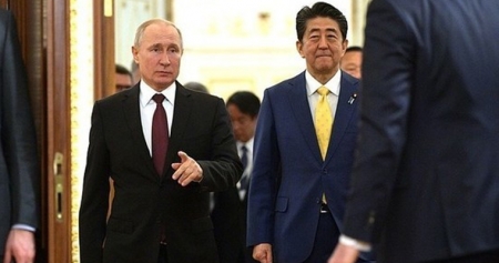 Абэ: диалог с Путиным по мирному договору был откровенным