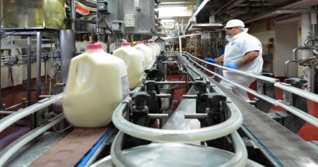 Компания Vinamilk подарила  23 000 литров молока  американцам во время эпидемии COVID-19