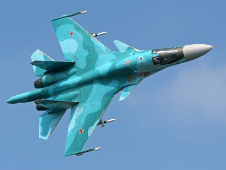 Самолет Су-34 нанес удар по нефтезаводу ИГ в Сирии