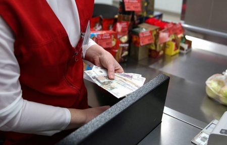 Россиянам предложат снимать наличные с карт на кассах магазинов