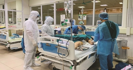 Правительство Вьетнама решительно борется с COVID-19 и прилагает усилия для лечения пациентов