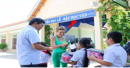 Организация “Susann’s Help for children”  вручила 1196 подарков бедным ученикам провинции Кханьхоа