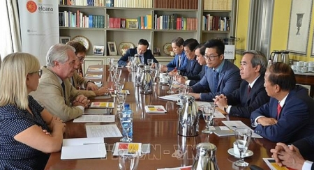 Г-н Нгуен Ван Бинь посетил Испанию с рабочим визитом