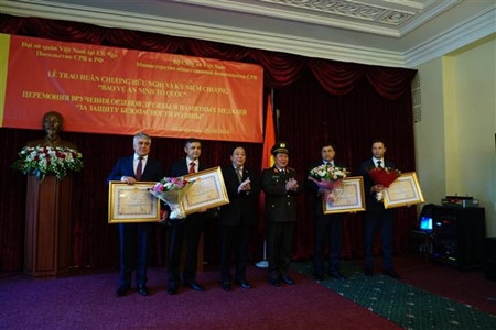 Минитерство внутренних дел (МВД) и Минитерство чрезвычайных ситуаций (МЧС) России получили ордены "Дружбы" Вьетнама