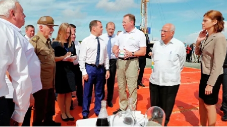 Медведев дал старт бурению скважины на нефтяном месторождении на Кубе