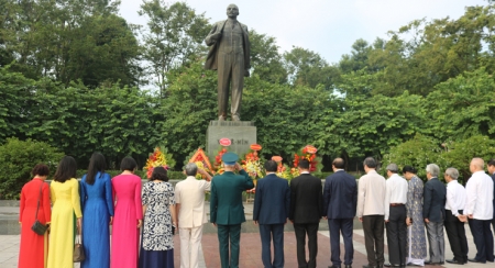 Церемония возложения цветов к памятнику В.И. Ленину по случаю 101-летия Великой Октябрьской революции