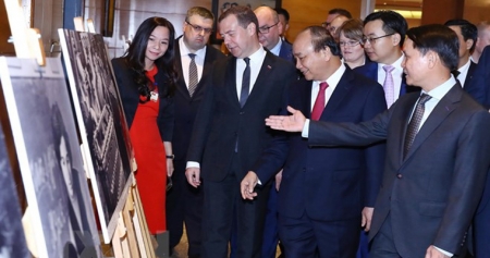Дмитрий Медведев и Нгуен Суан Фук посетили фотовыставку "Россия — Вьетнам: Велико расстояние, но близки наши сердца"