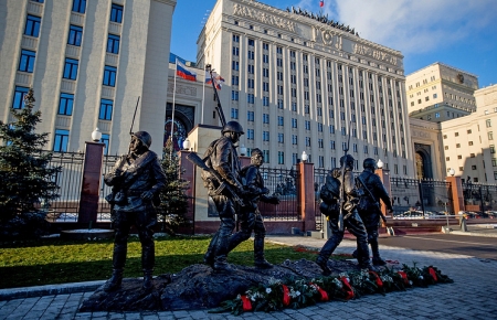 Министры обороны стран СНГ открыли памятник по мотивам фильма "Они сражались за Родину"
