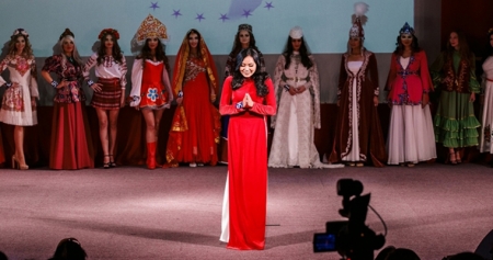 Вьетнамская студентка выиграла два приза на российском конкурсе красоты Miss World Beauty