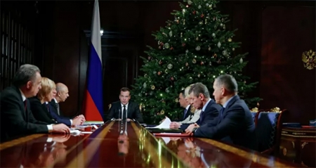 Премьер-министр РФ Дмитрий Медведев поручил правительству проработать ответ на санкции США