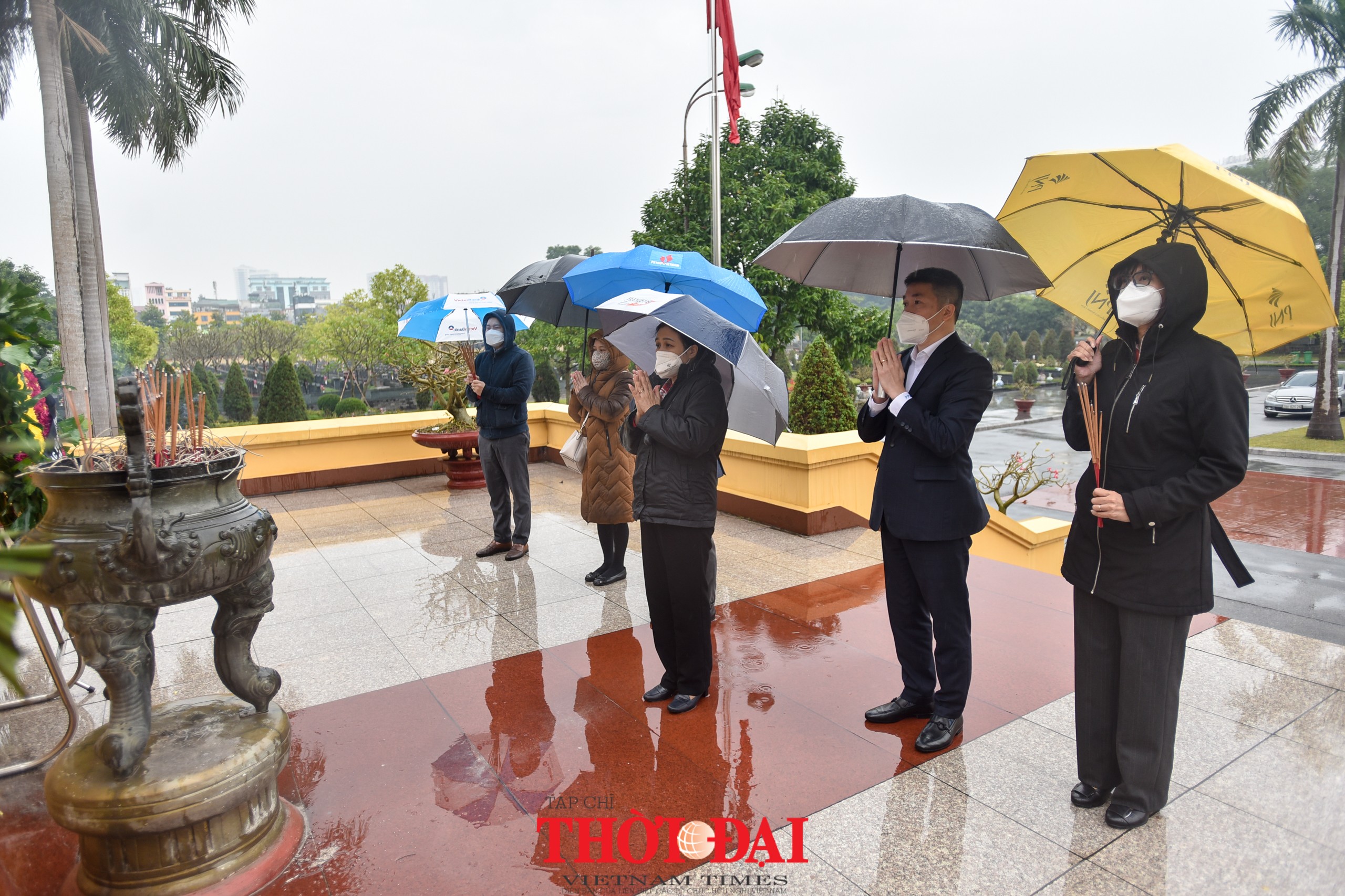 Đoàn đại biểu VUFO dâng hương tưởng niệm các anh hùng, liệt sỹ tại nghĩa trang Mai Dịch Đoàn đại biểu VUFO dâng hương tưởng niệm các anh hùng, liệt sỹ tại nghĩa trang Mai Dịch