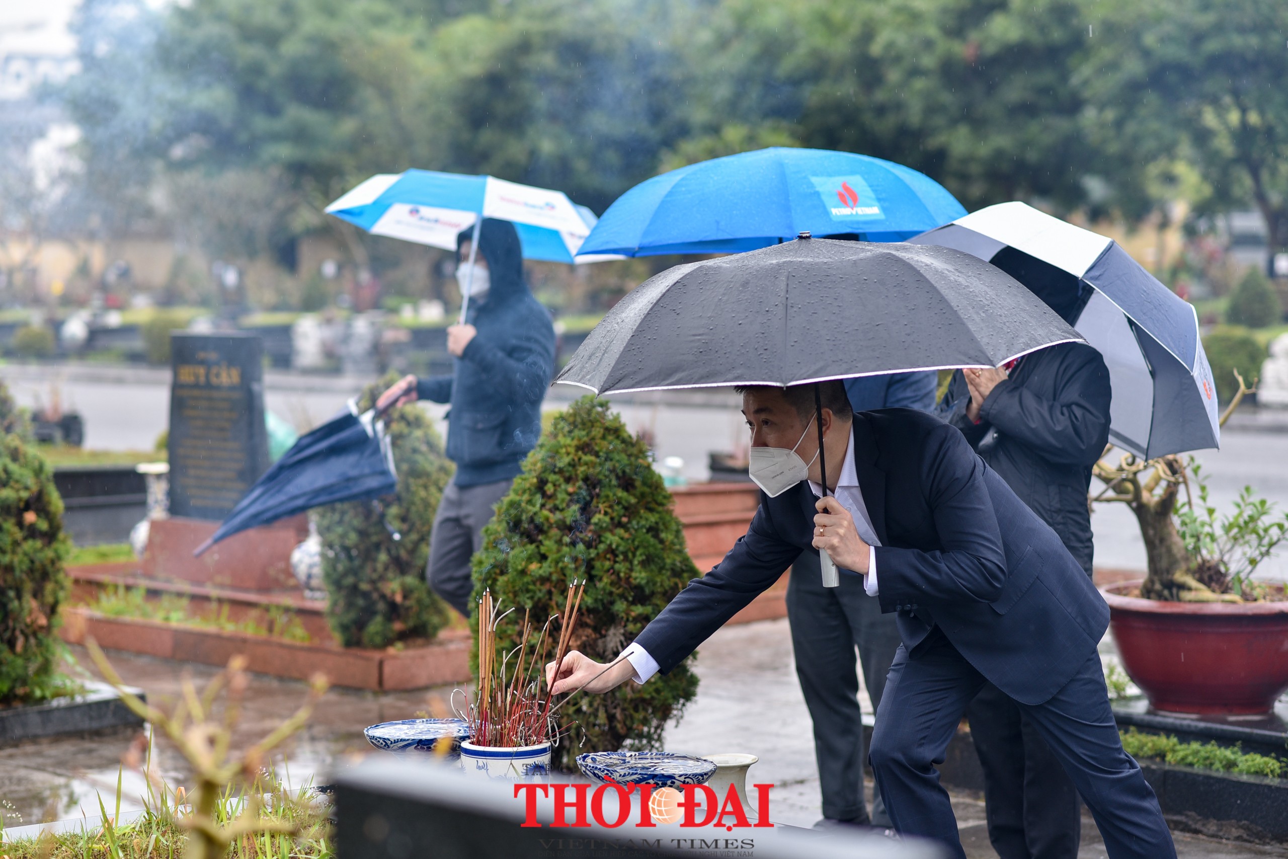 Đoàn đại biểu VUFO dâng hương tưởng niệm các anh hùng, liệt sỹ tại nghĩa trang Mai Dịch Đoàn đại biểu VUFO dâng hương tưởng niệm các anh hùng, liệt sỹ tại nghĩa trang Mai Dịch