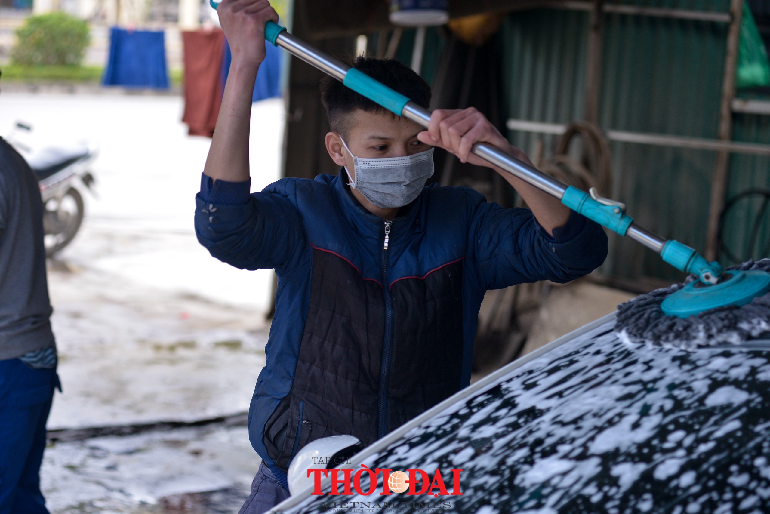 Dịch vụ rửa xe tăng giá gấp 4-5 lần vẫn phục vụ không xuể tay ngày cuối năm Cận Tết: Giá rửa xe tăng gấp 4-5 lần vẫn đắt khách