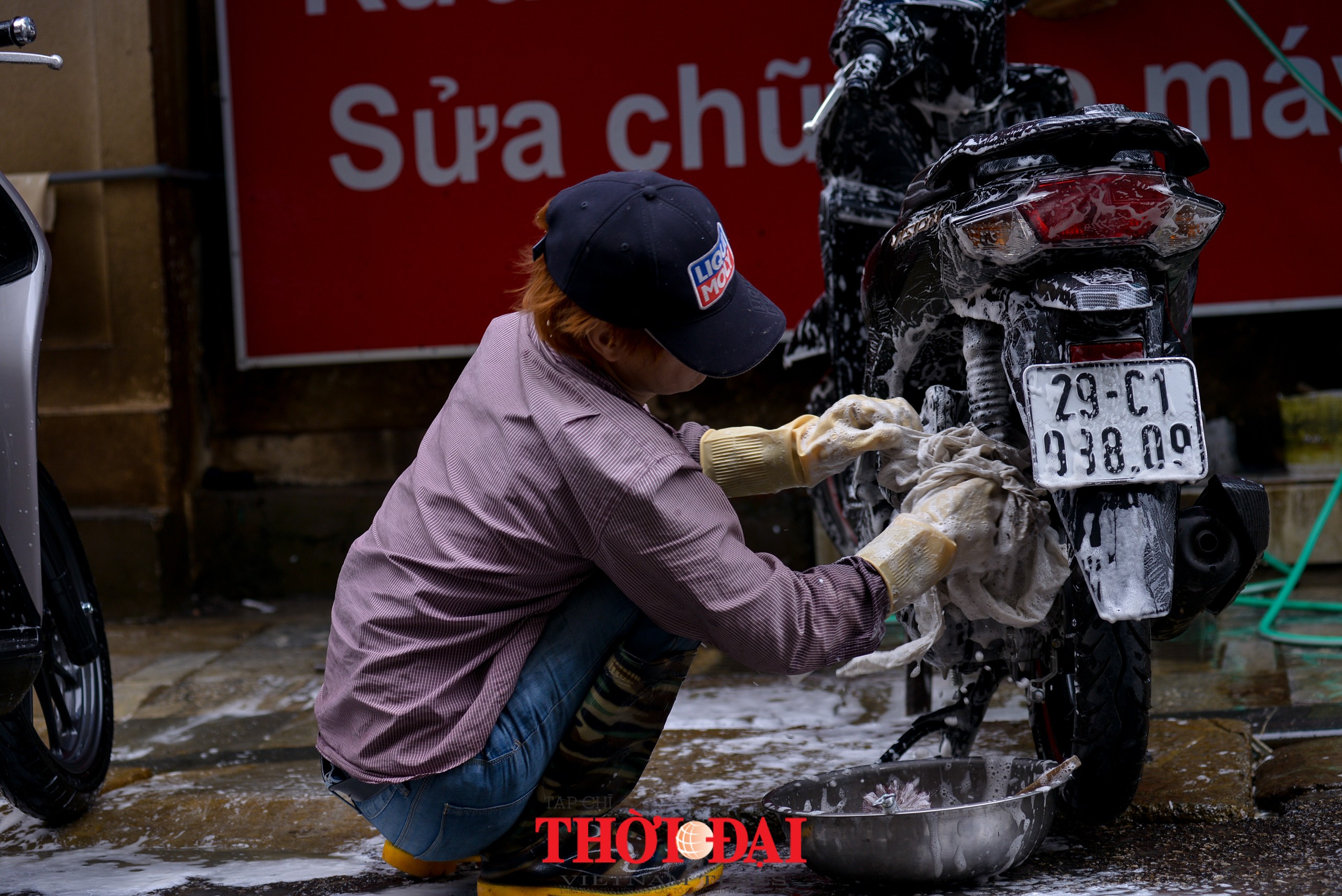 Dịch vụ rửa xe tăng giá gấp 4-5 lần vẫn phục vụ không xuể tay ngày cuối năm Cận Tết: Giá rửa xe tăng gấp 4-5 lần vẫn đắt khách