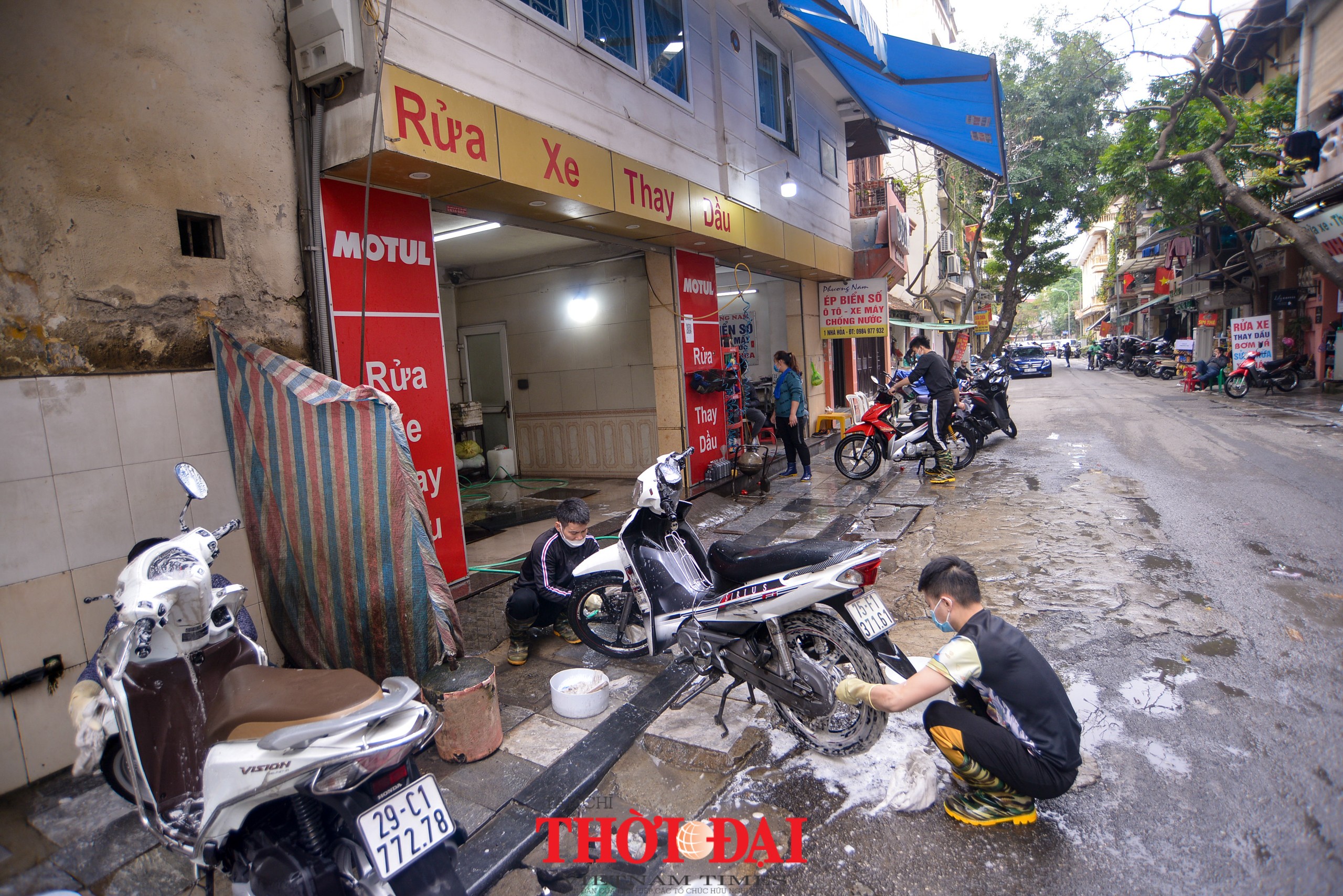 Dịch vụ rửa xe tăng giá gấp 4-5 lần vẫn phục vụ không xuể tay ngày cuối năm Cận Tết: Giá rửa xe tăng gấp 4-5 lần vẫn đắt khách