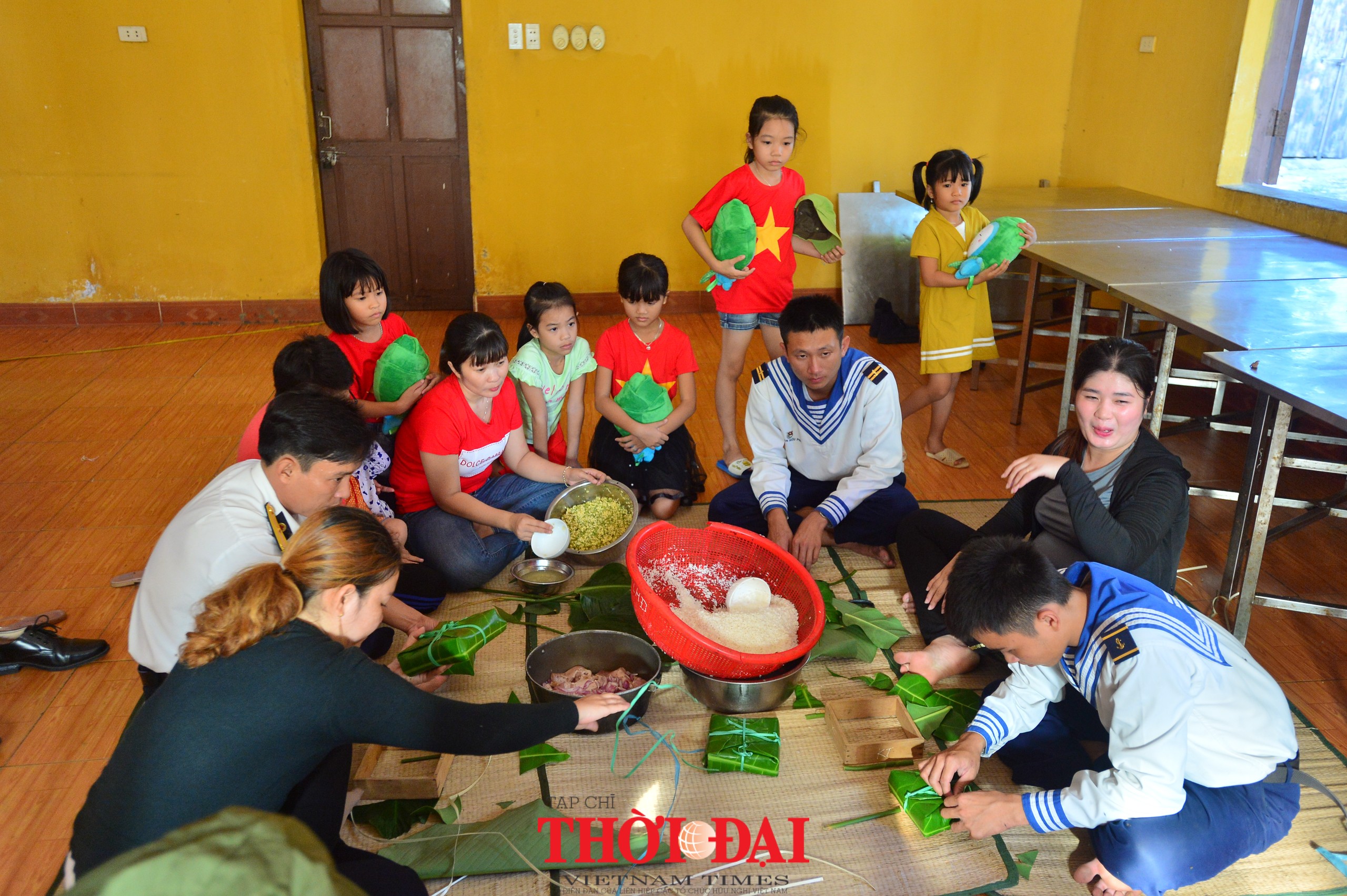 Bánh chưng gói lá bàng vuông: hương vị Tết đặc biệt ở Trường Sa