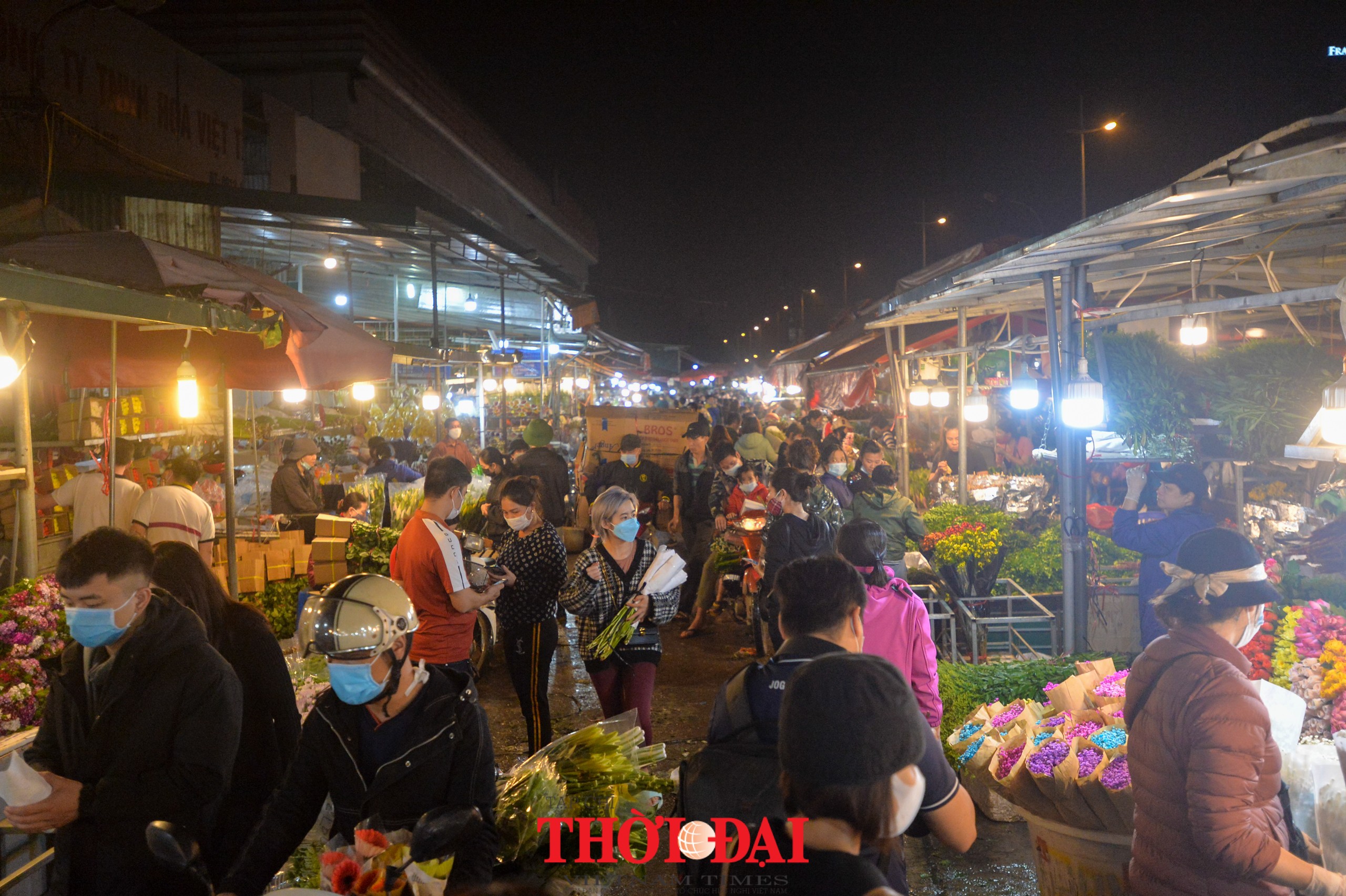 Chợ hoa Quảng An nhộn nhịp đêm trước ngày lễ Tình nhân Chợ hoa Quảng An nhộn nhịp đêm trước ngày lễ Tình nhân