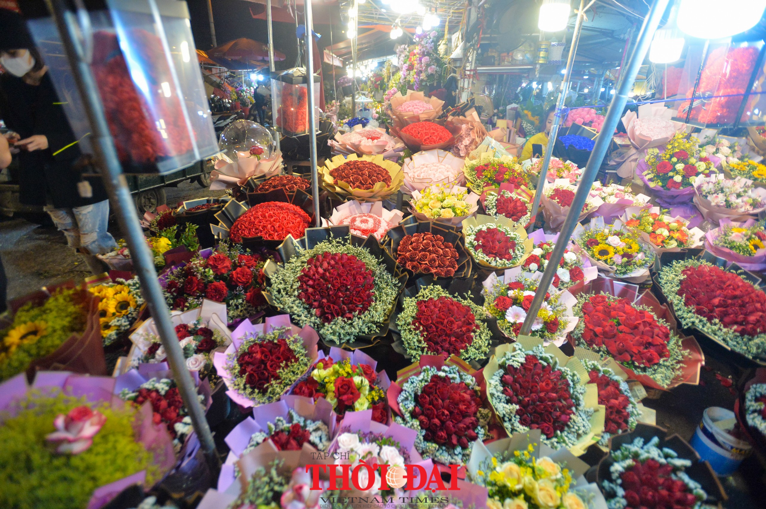Chợ hoa Quảng An nhộn nhịp đêm trước ngày lễ Tình nhân Chợ hoa Quảng An nhộn nhịp đêm trước ngày lễ Tình nhân