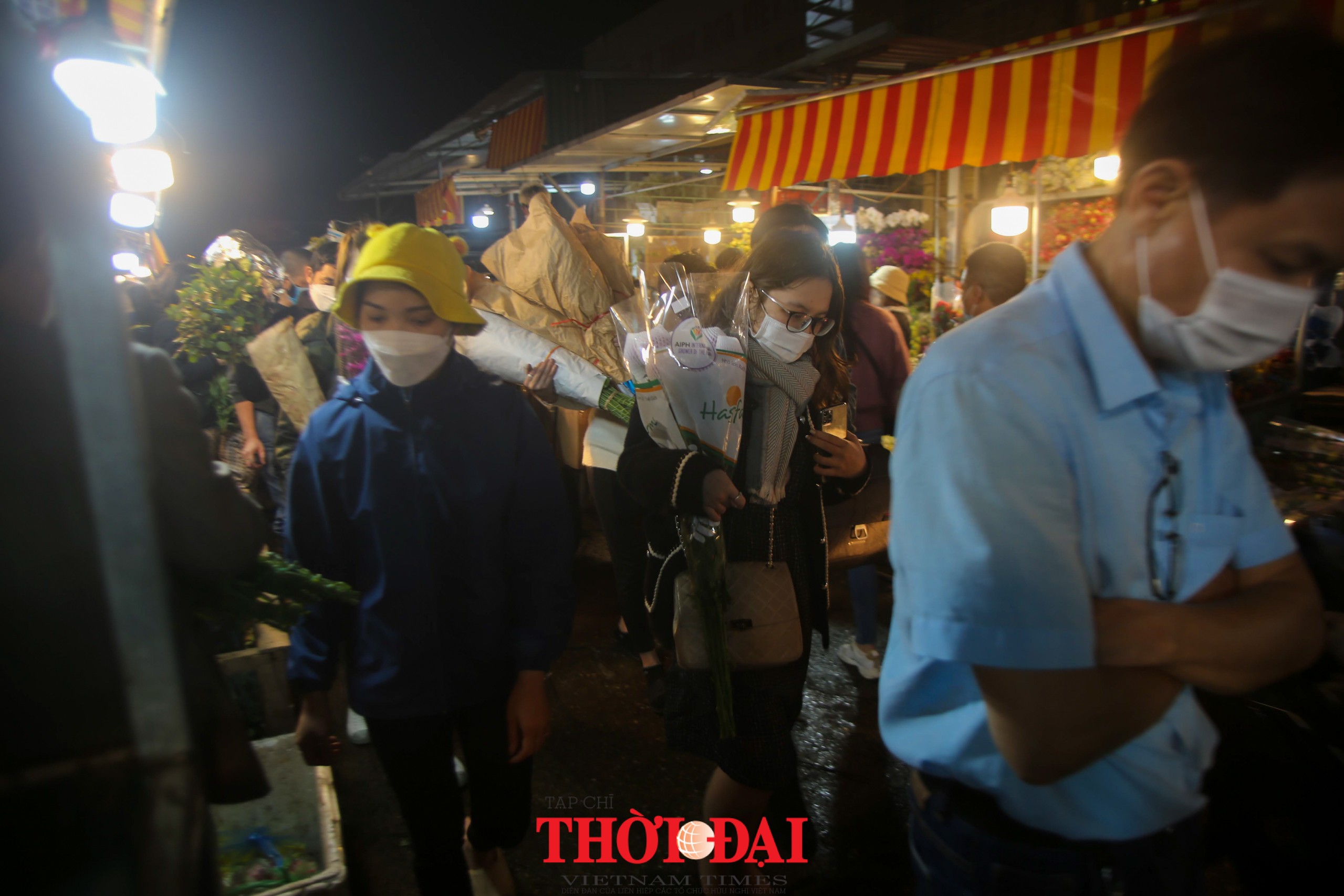Chợ hoa Quảng An nhộn nhịp đêm trước ngày lễ Tình nhân Chợ hoa Quảng An nhộn nhịp đêm trước ngày lễ Tình nhân
