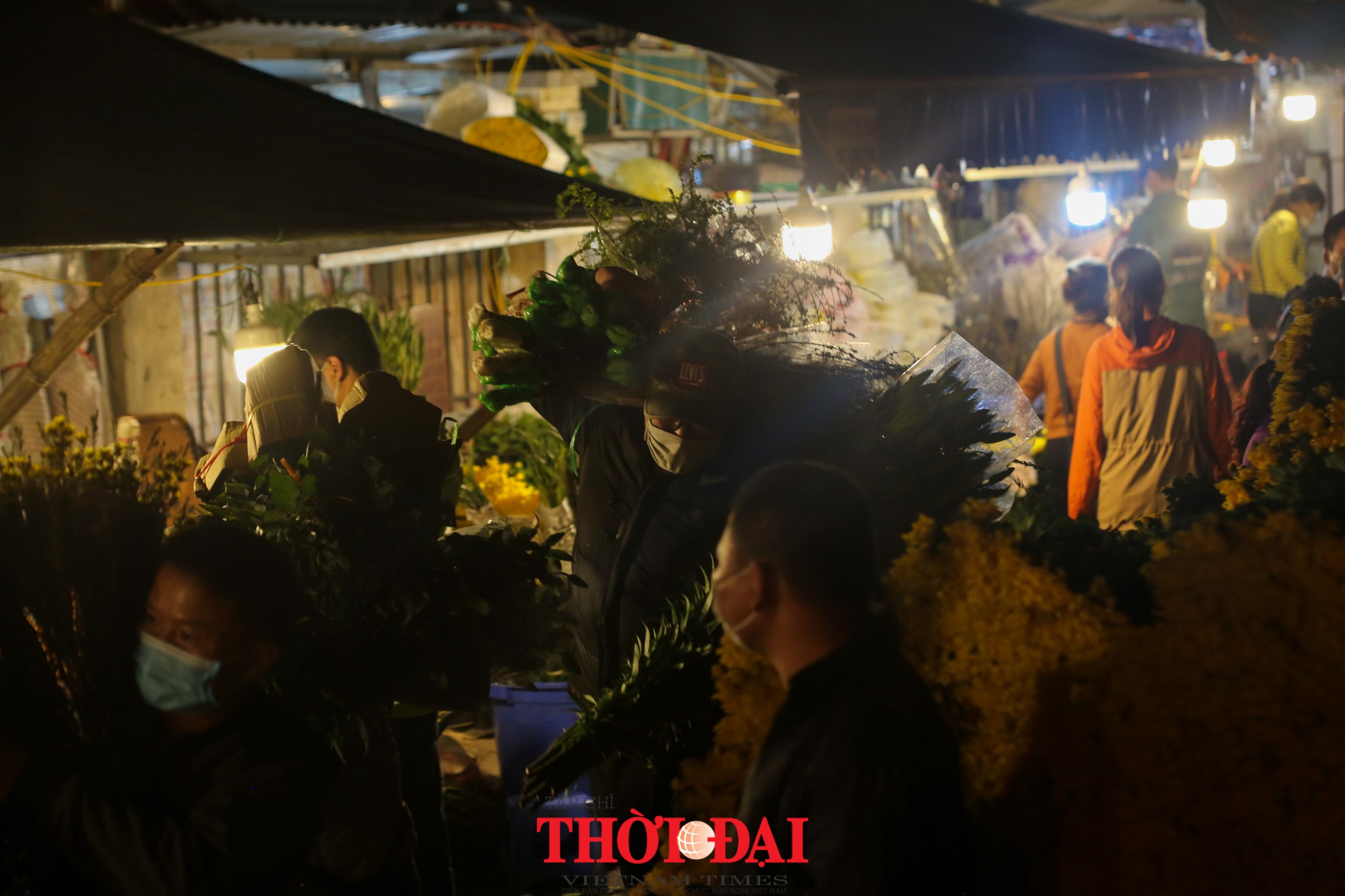 Chợ hoa Quảng An nhộn nhịp đêm trước ngày lễ Tình nhân Chợ hoa Quảng An nhộn nhịp đêm trước ngày lễ Tình nhân
