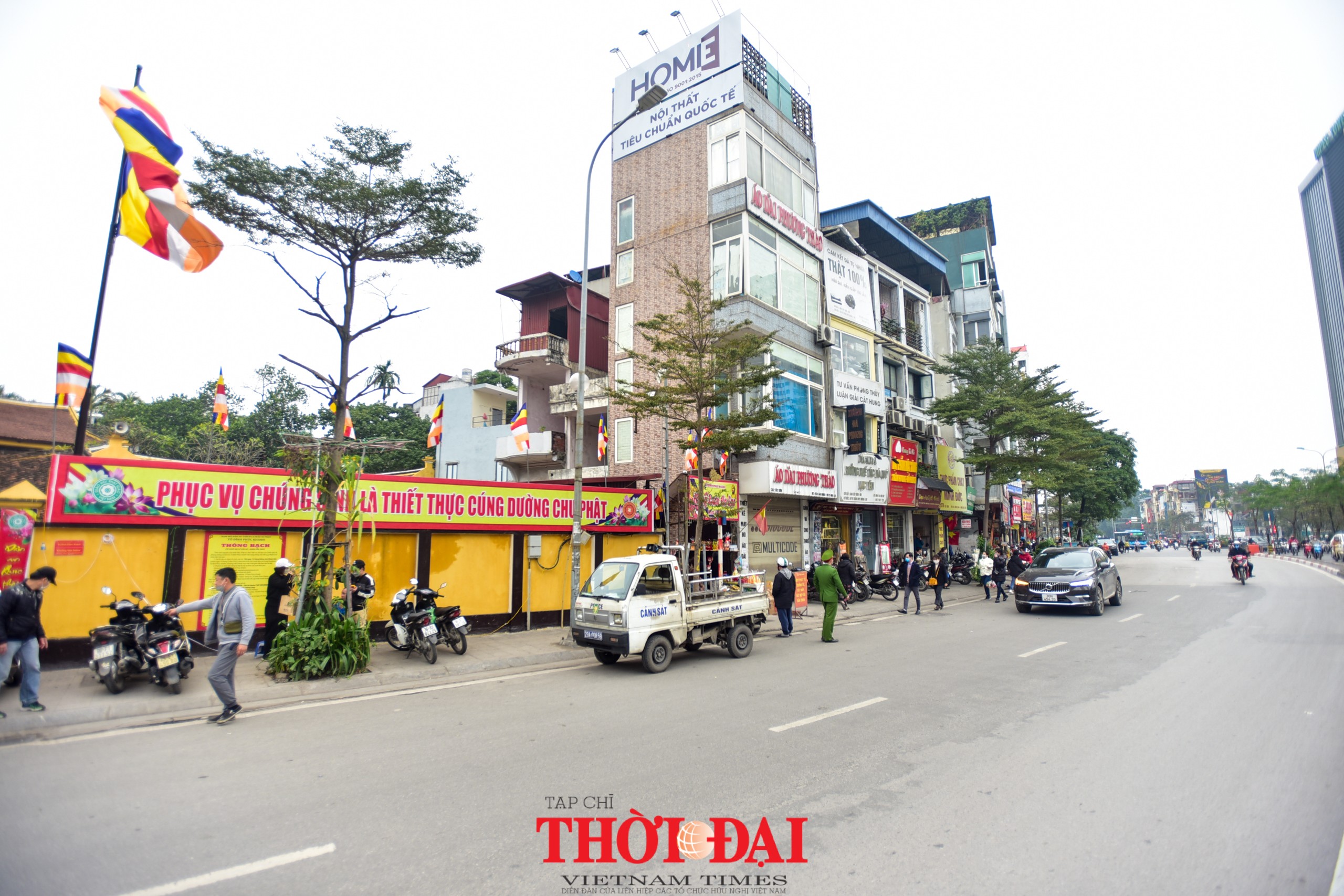 Người dân Hà Nội tấp nập đi lễ Rằm tháng Giêng Người dân Hà Nội tấp nập đi lễ rằm tháng Giêng